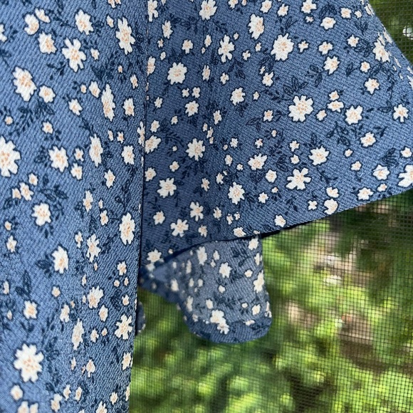 Flutter-sleeve wrap front dress with tie detail - Picture 7 of 7